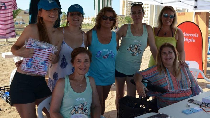 Más de 200 participantes &#039;se mojan&#039; por la esclerósis múltiple en Playa Paraíso