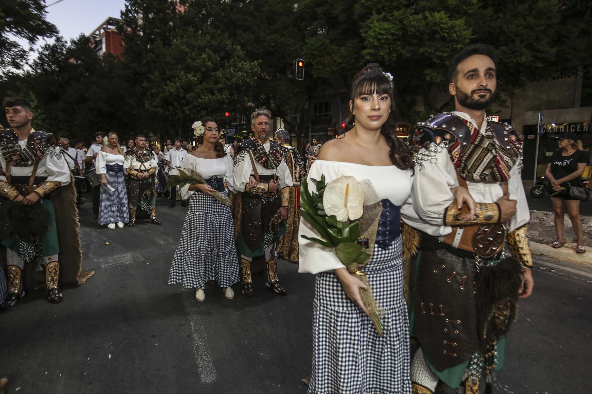 Altozano rinde homenaje a la Virgen de la Asunción tras los desfiles de Moros y Cristianos