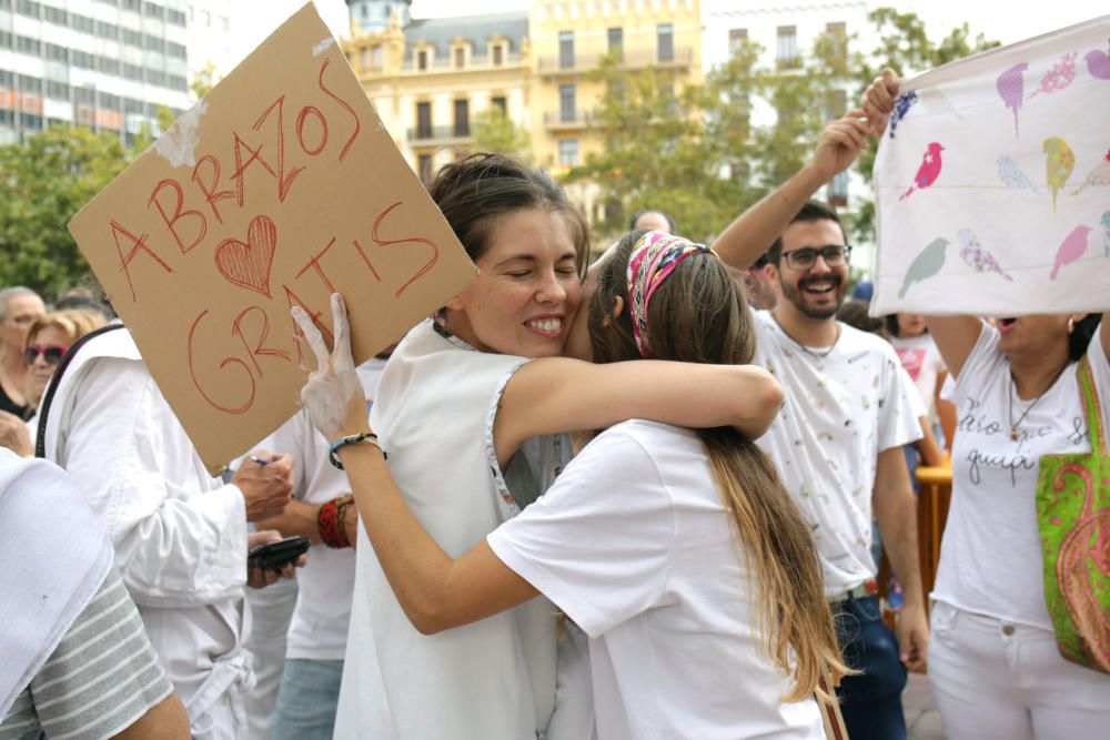 Concentración en València por el diálogo en Cataluña