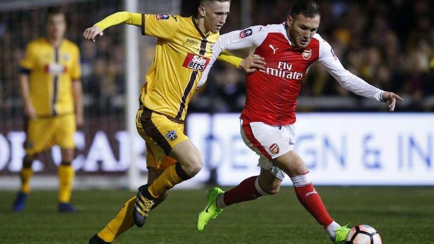 Lucas Pérez, durante un partido de la pasada temporada con el Arsenal.