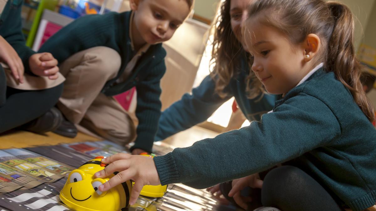 En La Devesa School se inician en el lenguaje de la programación con los BeeBots, Codi-Oruga y otros robots.