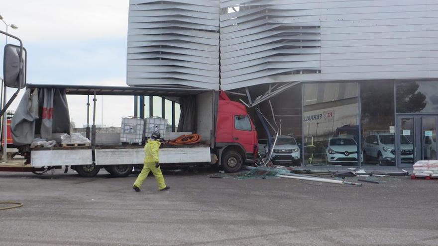 Un camión con mercancías peligrosas se empotra contra el concesionario de Renault en Zafra