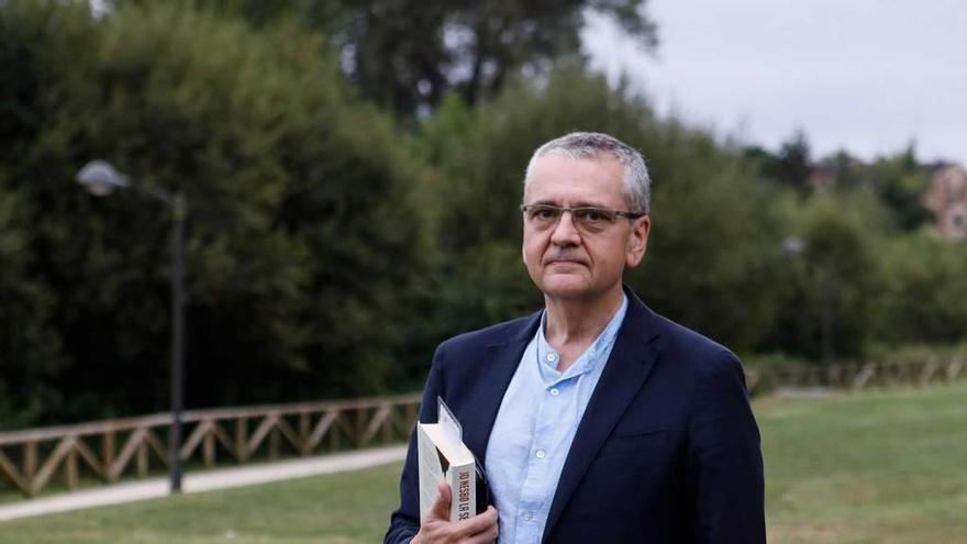 El médico gijonés Manuel Vallina-Victorero entra como número 4 en la lista del PSOE al Congreso por Asturias