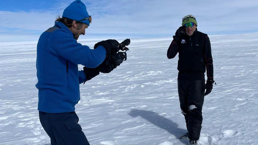 Carlos Pitarch documentando gráficamente el viaje en Groenlandia.