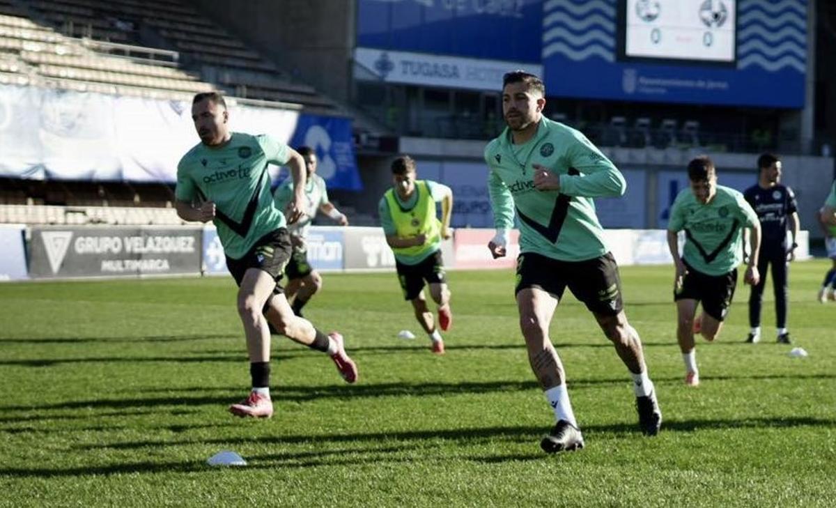 Jugadores del Extremadura realizando un calentamiento antes de un partido.