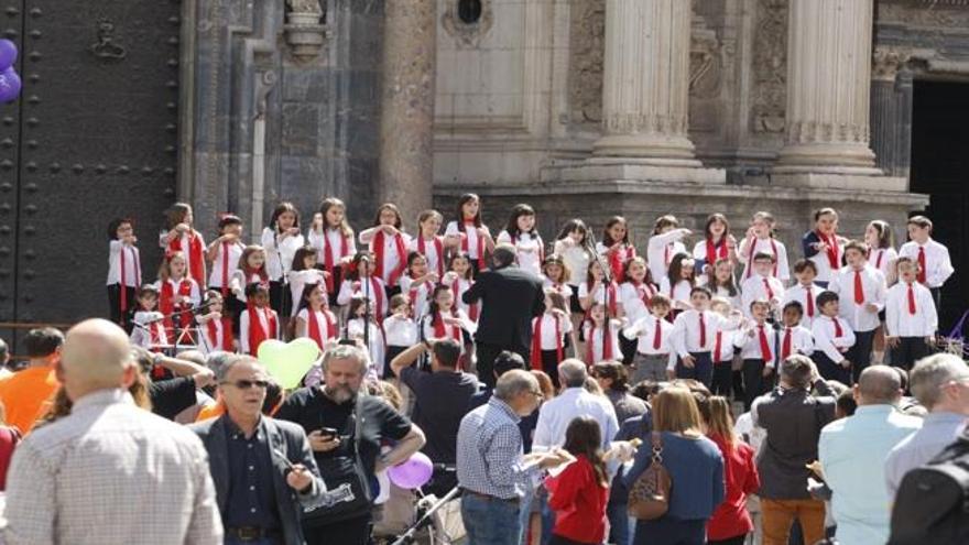 Jóvenes cantores en el marco incomparable de la Catedral en Belluga.