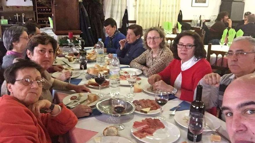 El cura de Valer, a la derecha, se hace un &quot;selfie&quot; con los celebrantes de la palabra.