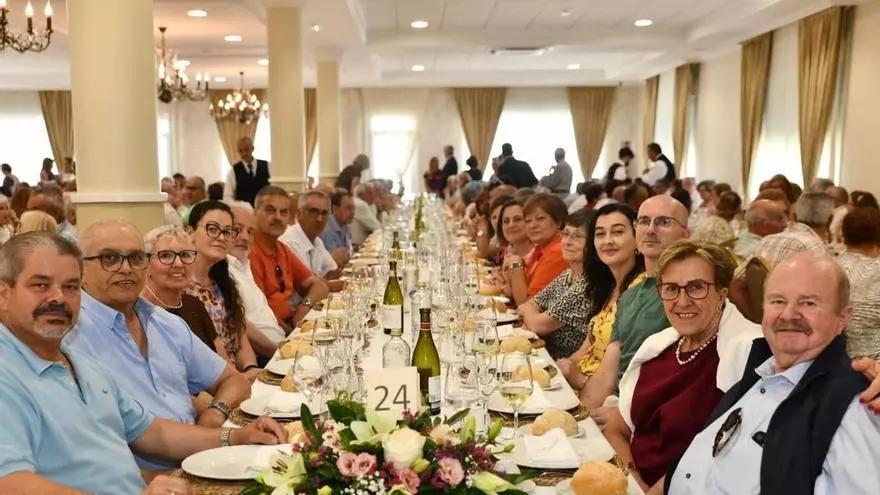 Más de 300 pensionistas y jubilados de O Grove, de comilona en Sanxenxo