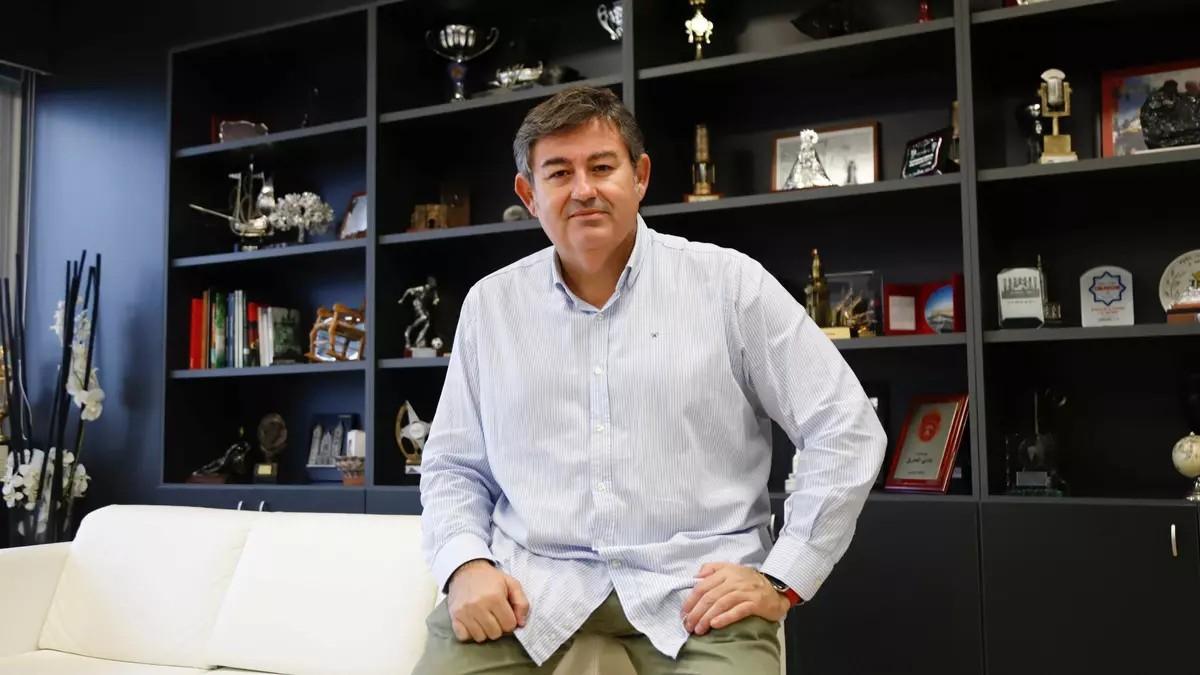 Javier González Calvo, en su despacho en El Acángel, durante su etapa en el Córdoba CF. / MANUEL MURILLO