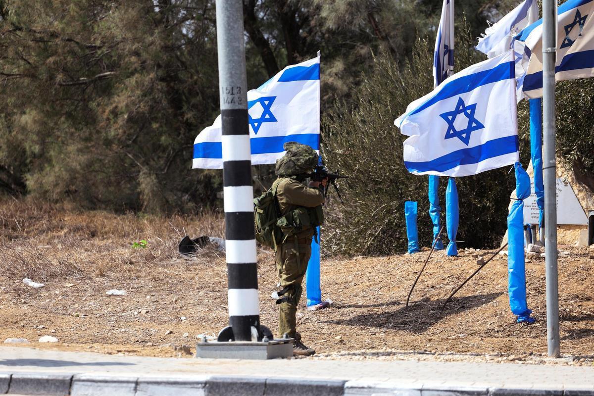 Soldados de Israel toman posiciones en Kfar Aza, al sur de Israel, en la frontera con la Franja de Gaza.