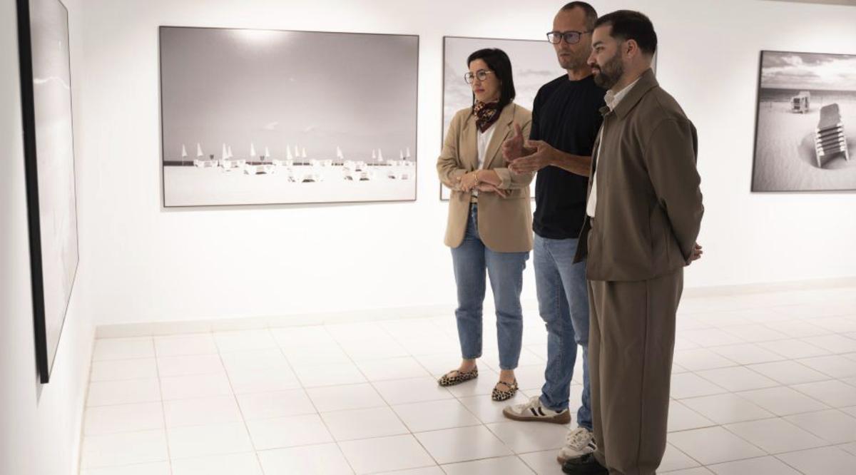Carlos de Saá (centro) explica al consejero de Cultura una de sus obras.