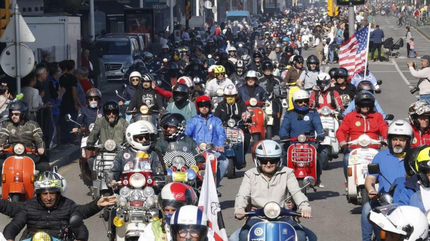 Miles de Vespas revolucionan Gijón con un desfile multitudinario
