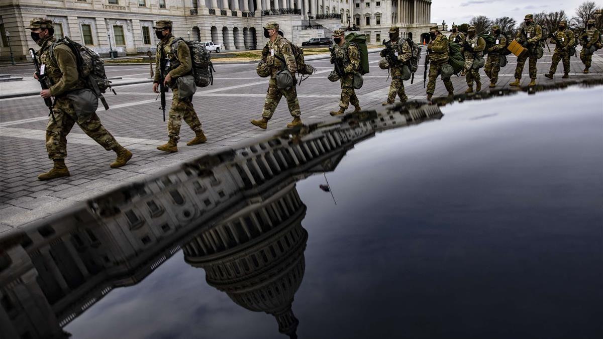 Soldados de la Guardia Nacional de Virginia marchan por el este desde el Capitolio de los Estados Unidos en su camino a sus puestos de guardia