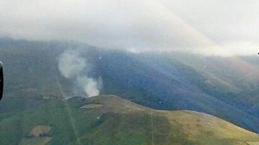 Columna de humo en Onón, tomada desde el helicóptero de la brigada de Tineo.