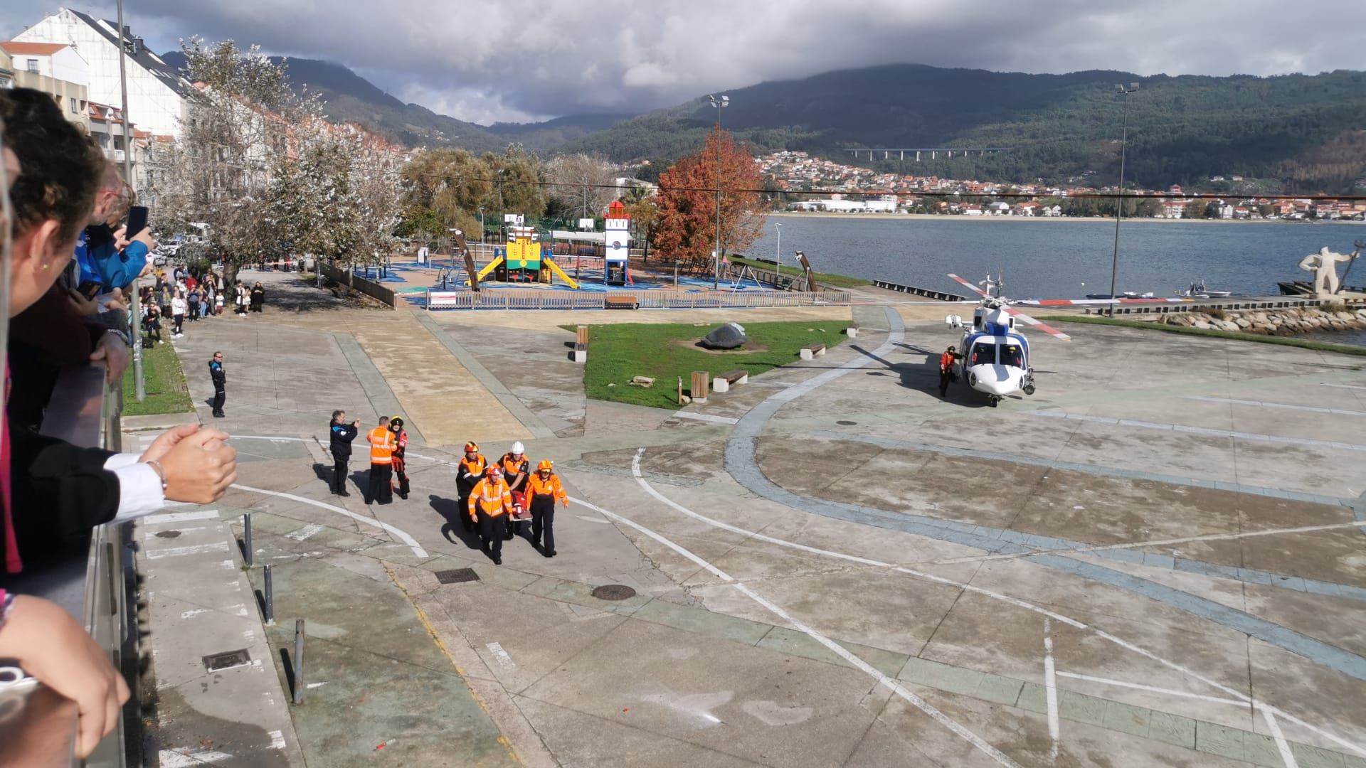 Escenas del simulacro de rescate frente a Moaña.