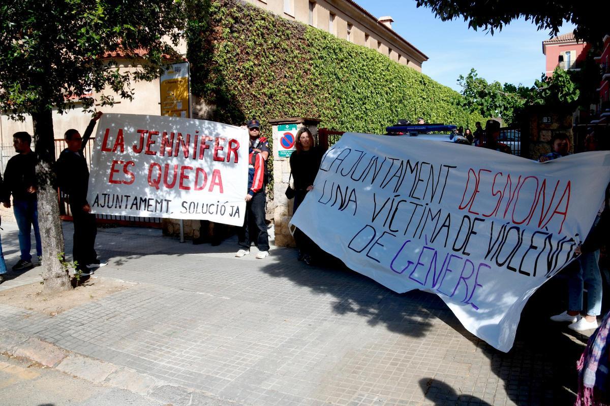 Miembros del Sindicat de lHabitatge de Reus que han tratado de evitar el desahucio de este jueves de ua mujer de 34 años víctima de violencia machista.
