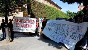Miembros del Sindicat de lHabitatge de Reus que han tratado de evitar el desahucio de este jueves de ua mujer de 34 años víctima de violencia machista.