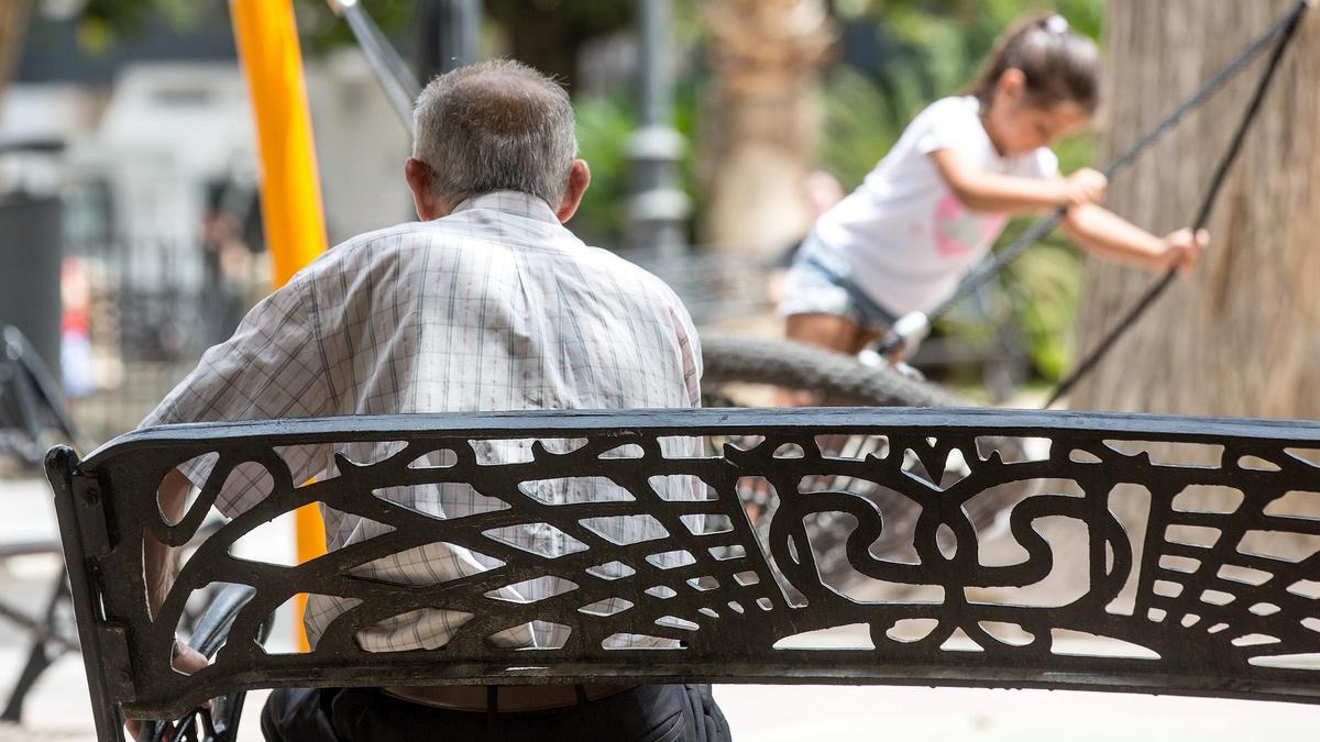 Un abuelo vigila a su nieta en un parque, en una imagen de archivo