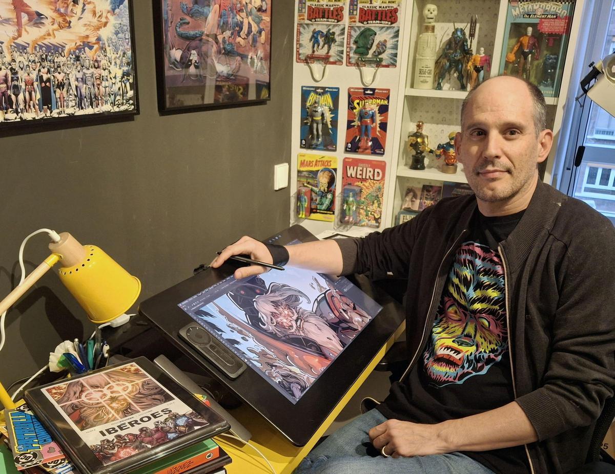 Íñigo Aguirre con su recuperada mesa de dibujo dispuesto a contar cada historia de los 'Ibéroes'