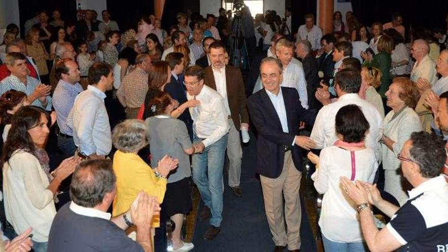 Feijóó y Millán Mon saludan a los asistentes al mitin de ayer. // Gustavo Santos
