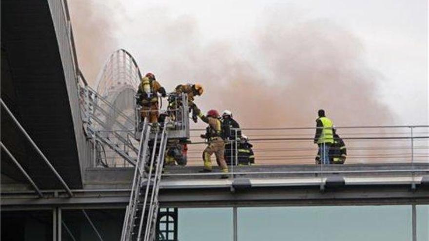 El fuego mantiene el aeropuerto de Alicante cerrado al tráfico