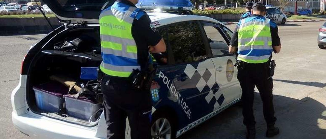 Policía Local de Pontevedra en un control anterior. // Rafa Vázquez