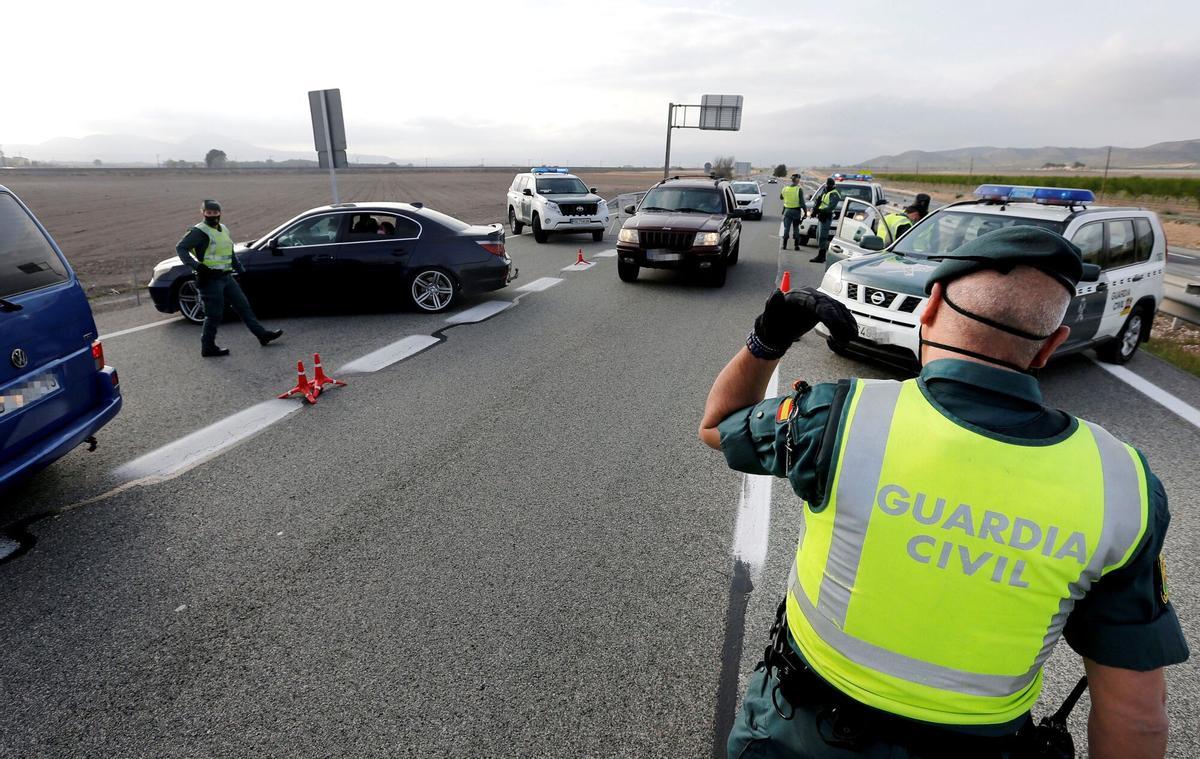 Un control perimetral de carretera de la Guardia Civil .
