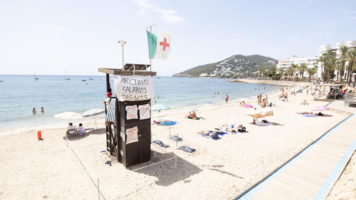 PROTESTAS EN IBIZA | Los socorristas de Ibiza protestan por sus ...