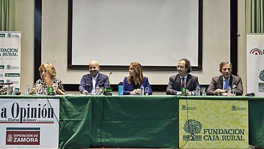 La mesa redonda sobre deporte español, en el paraninfo del Colegio Univesitario, dentro del Club LA OPINIÓN-EL CORREO DE ZAMORA.