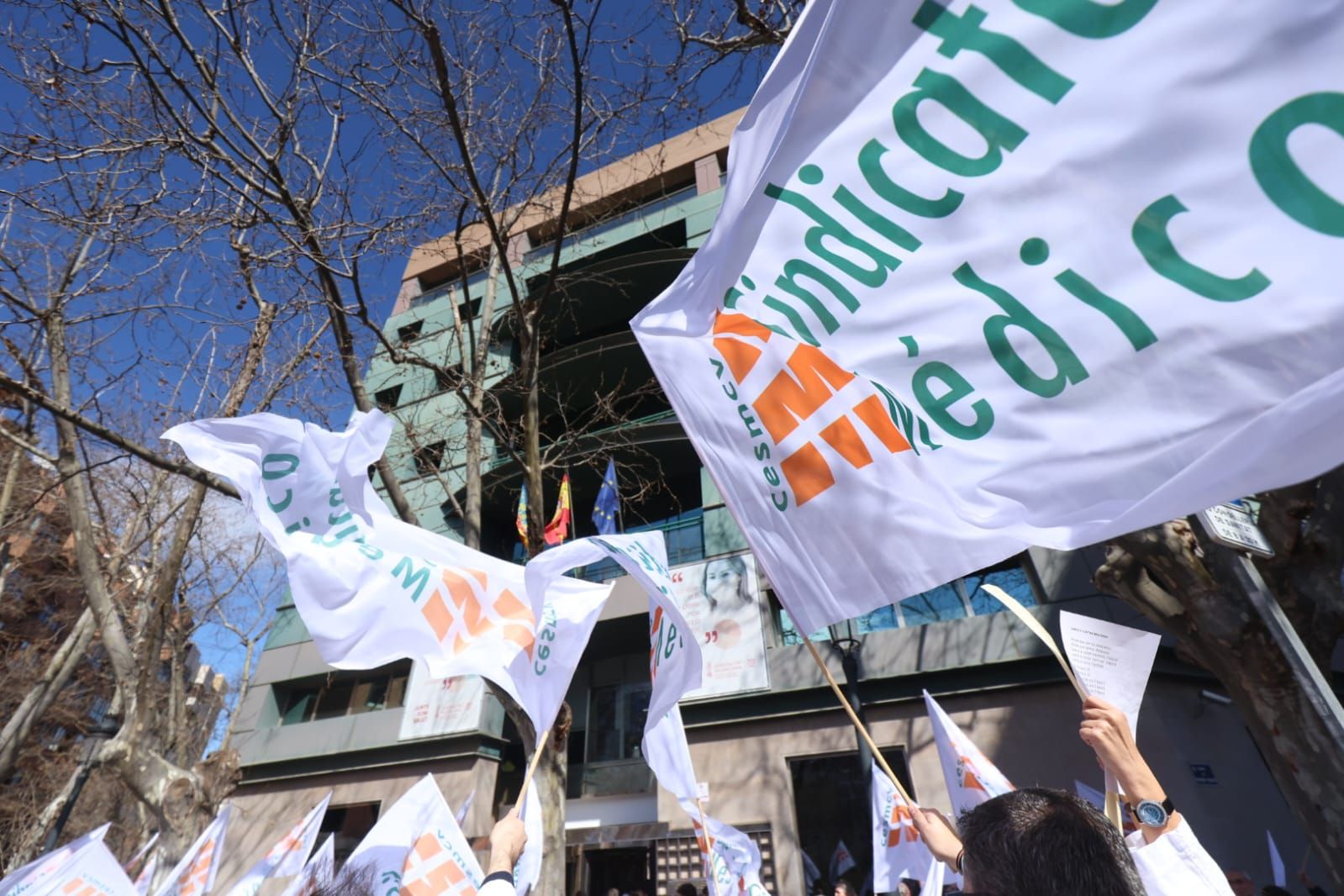 Los médicos valencianos salen a la calle a reclamar mejoras laborales