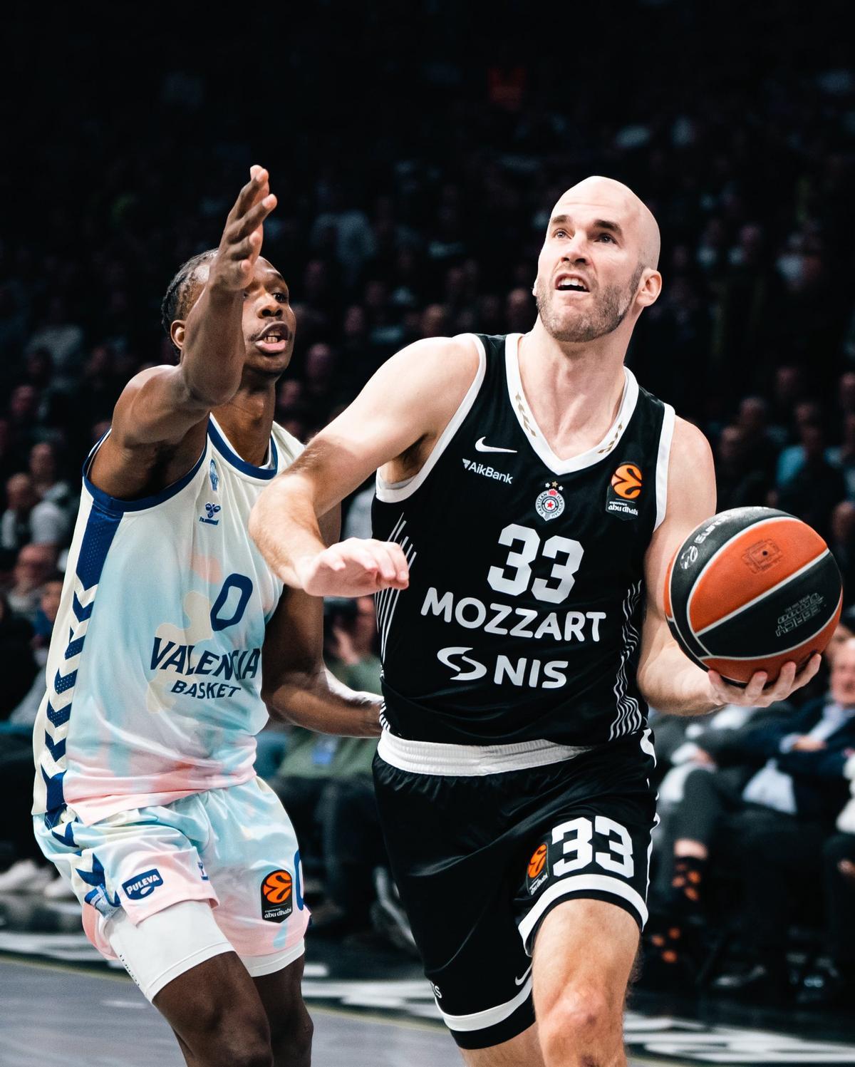 Acción del partido entre Partizan y Valencia Basket
