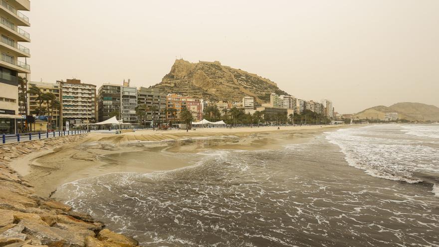 El polvo sahariano ensucia la ciudad de Alicante