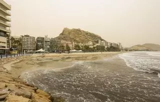 El polvo sahariano ha llegado para quedarse en Alicante impulsado por las gotas frías en el golfo de Cádiz