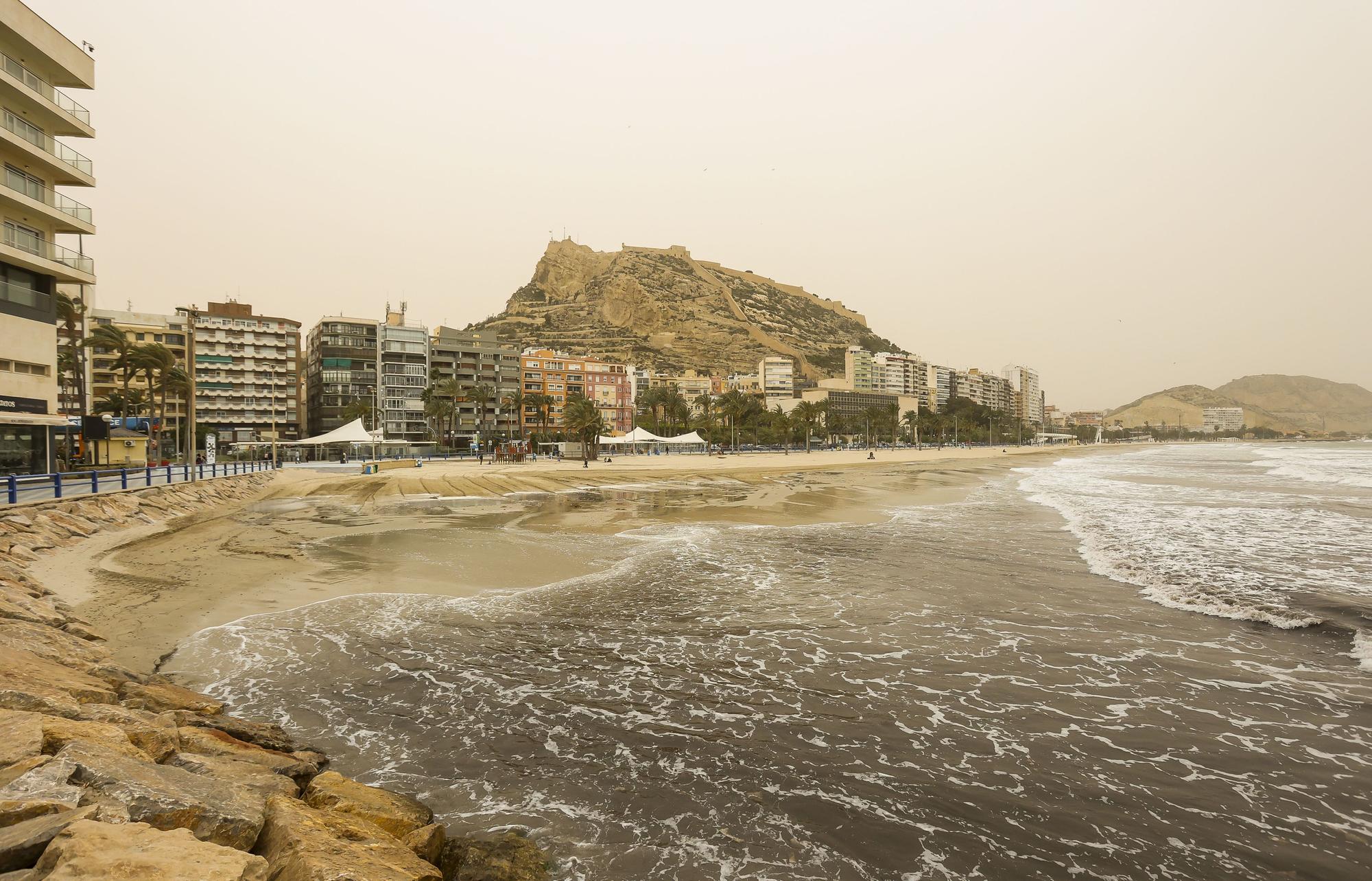 El polvo sahariano ensucia la ciudad de Alicante