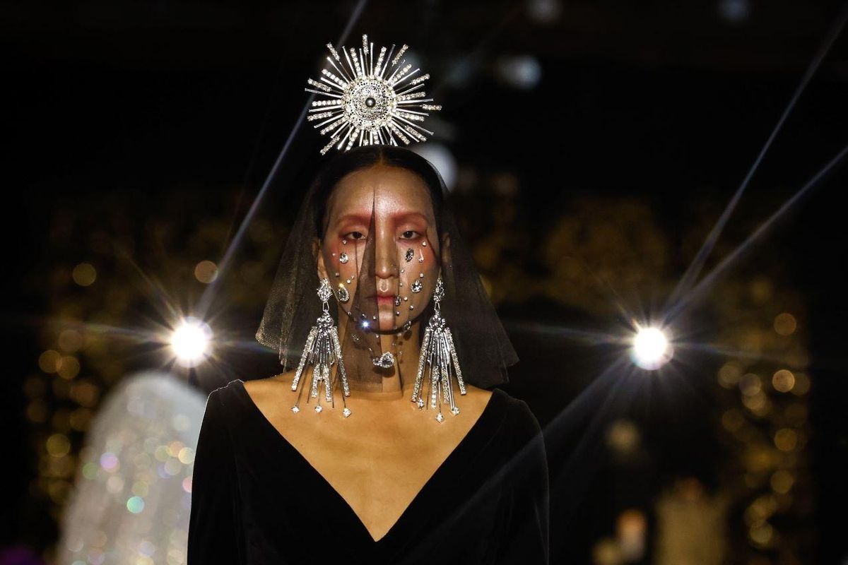 Una modelo con un diseño de Juana Martín en el desfile de París