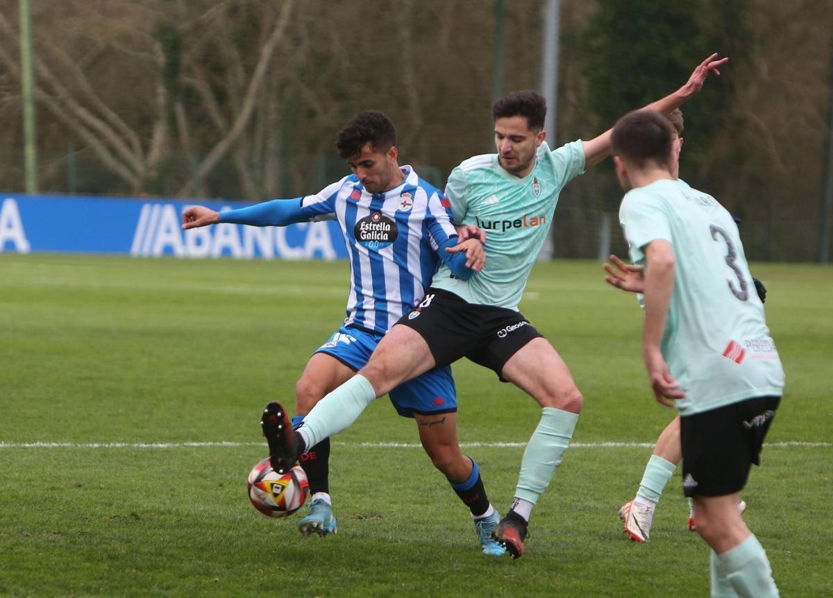 Alfaro protege la pelota ante un jugador del Covadonga.