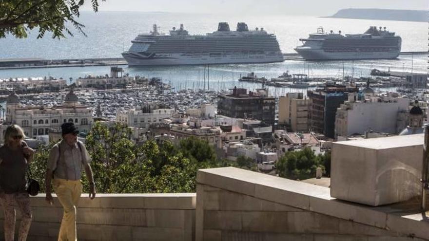 Once barcos visitaron Alicante en domingo