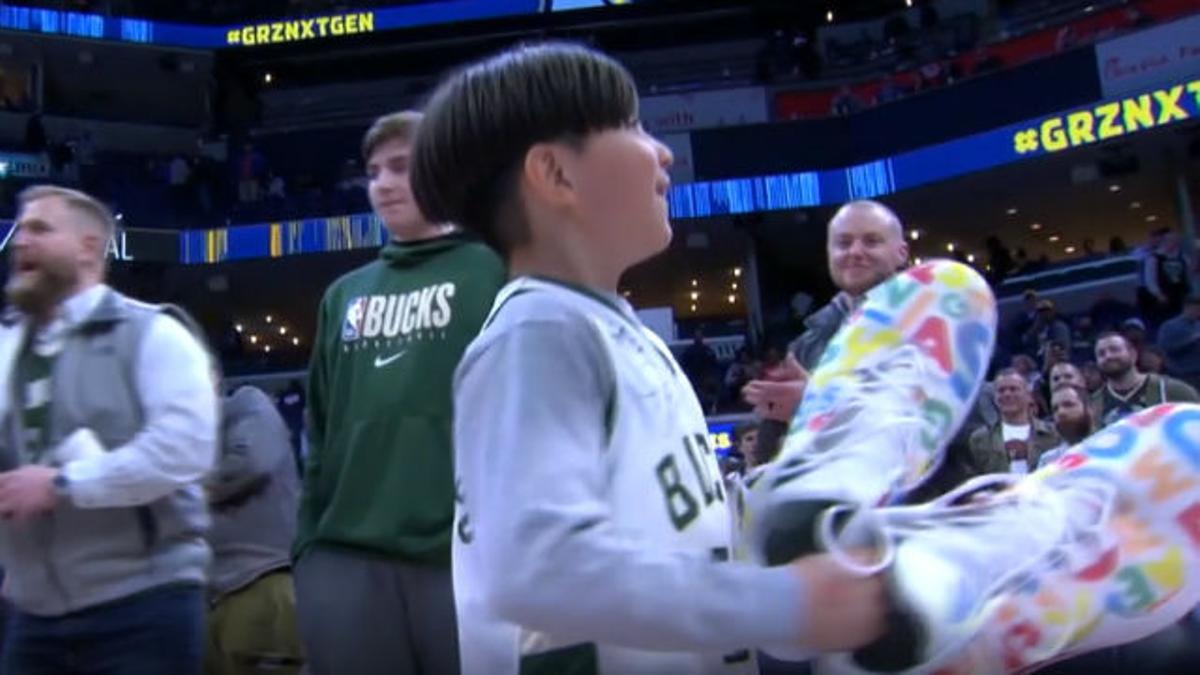 La imagen de la jornada: Antetokounmpo regala sus zapatillas a este joven aficionado