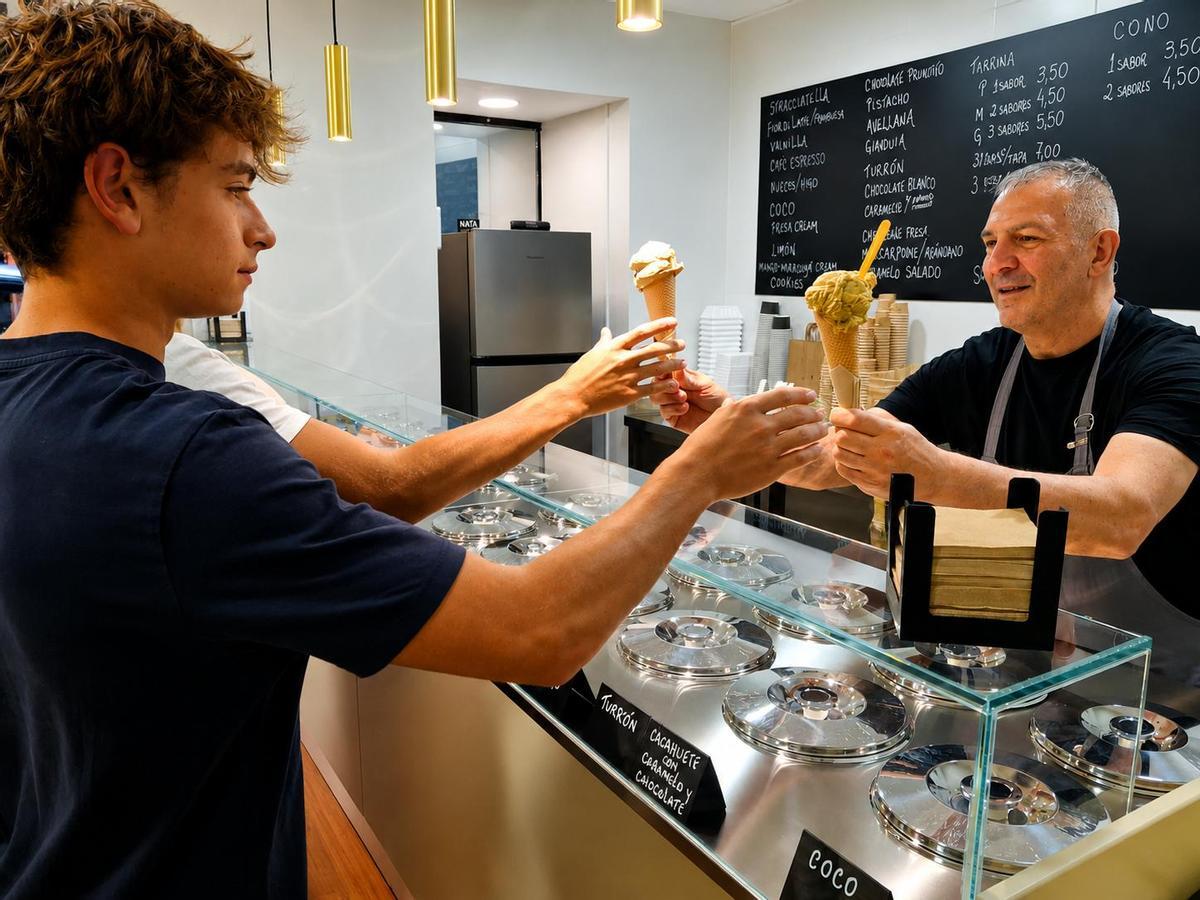 Antonio Marrone atiende a dos jóvenes en Primitivus Gelato, la heladería italiana reconocida con un Solete Repsol.