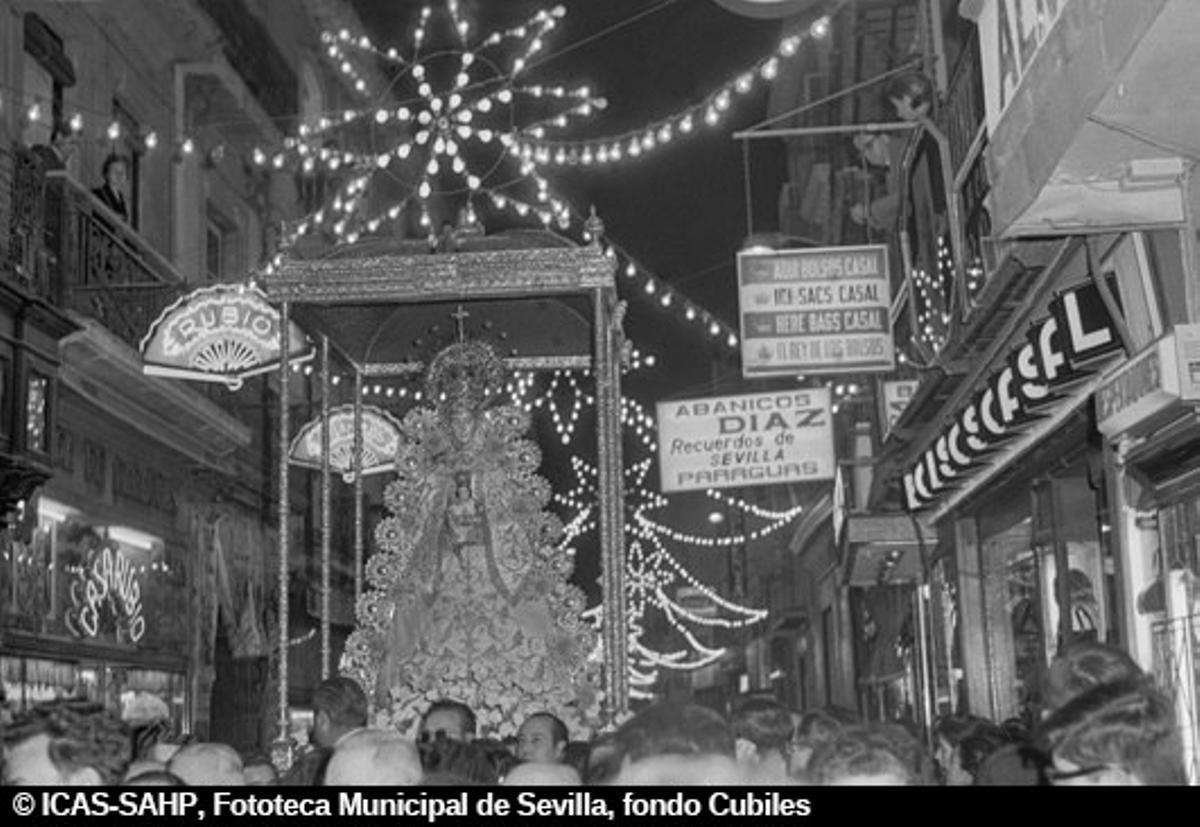 Salida procesional de la Virgen del Rocío del Salvador, conocida como la 'lotera', por las calles del centro. 22 de diciembre de 1966