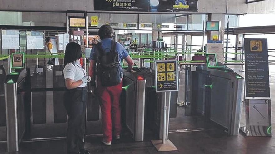 Foto de archivo de un pasajero en la zona de embarque del aeropuerto de La Palma.