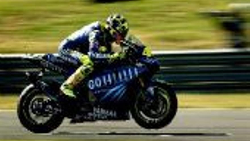 Valentino Rossi y Sete Gibernau protagonizan el pulso estrella en el arranque de la temporada