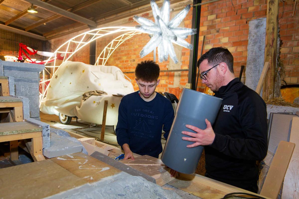 Fotos de los preparativos de las carrozas de la Cavalcada de Reis en Vila-real