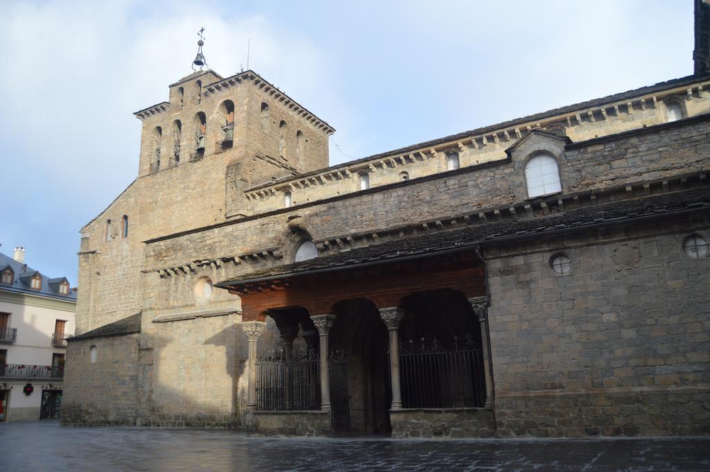 Entrada a la catedral de Jaca.