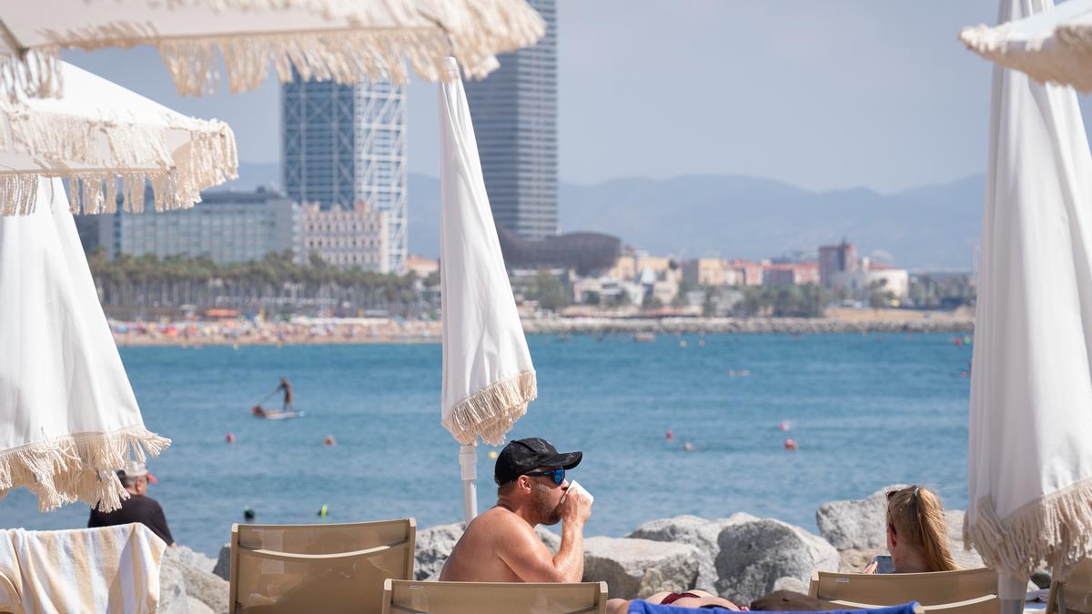 Turistas en las inmediaciones del Hotel W, el pasado 5 de agosto de 2024, en Barcelona.