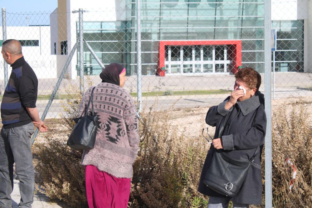 Los familiares de los inmigrantes irregulares internados en el Centro Penitenciario Málaga II, situado en Archidona, se agolpan cada día a las puertas de la prisión