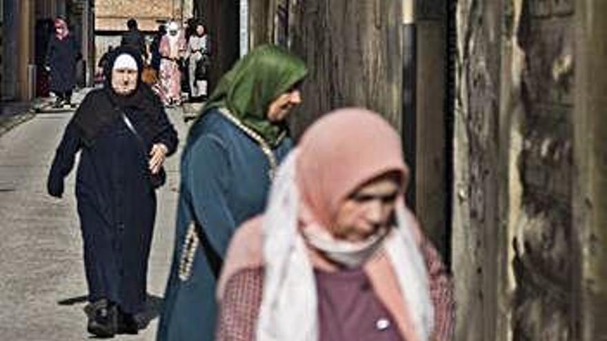 Tres dones en un carrer del Barri Antic