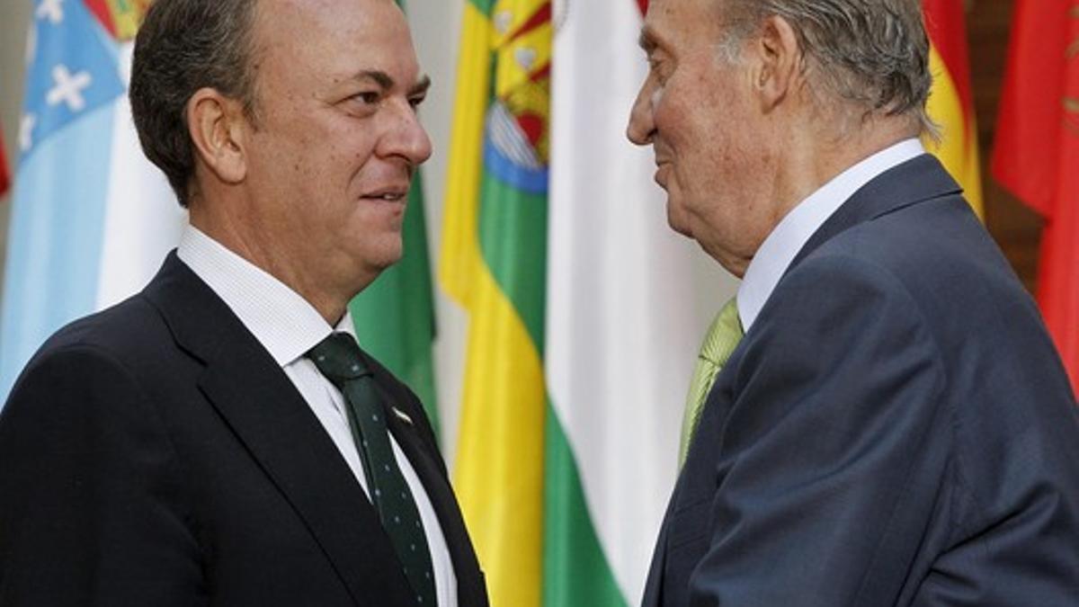 El Rey (derecha) saluda al presidente de Extremadura, José Antonio Monago, a su llegada a la Conferencia de Presidentes, este martes.