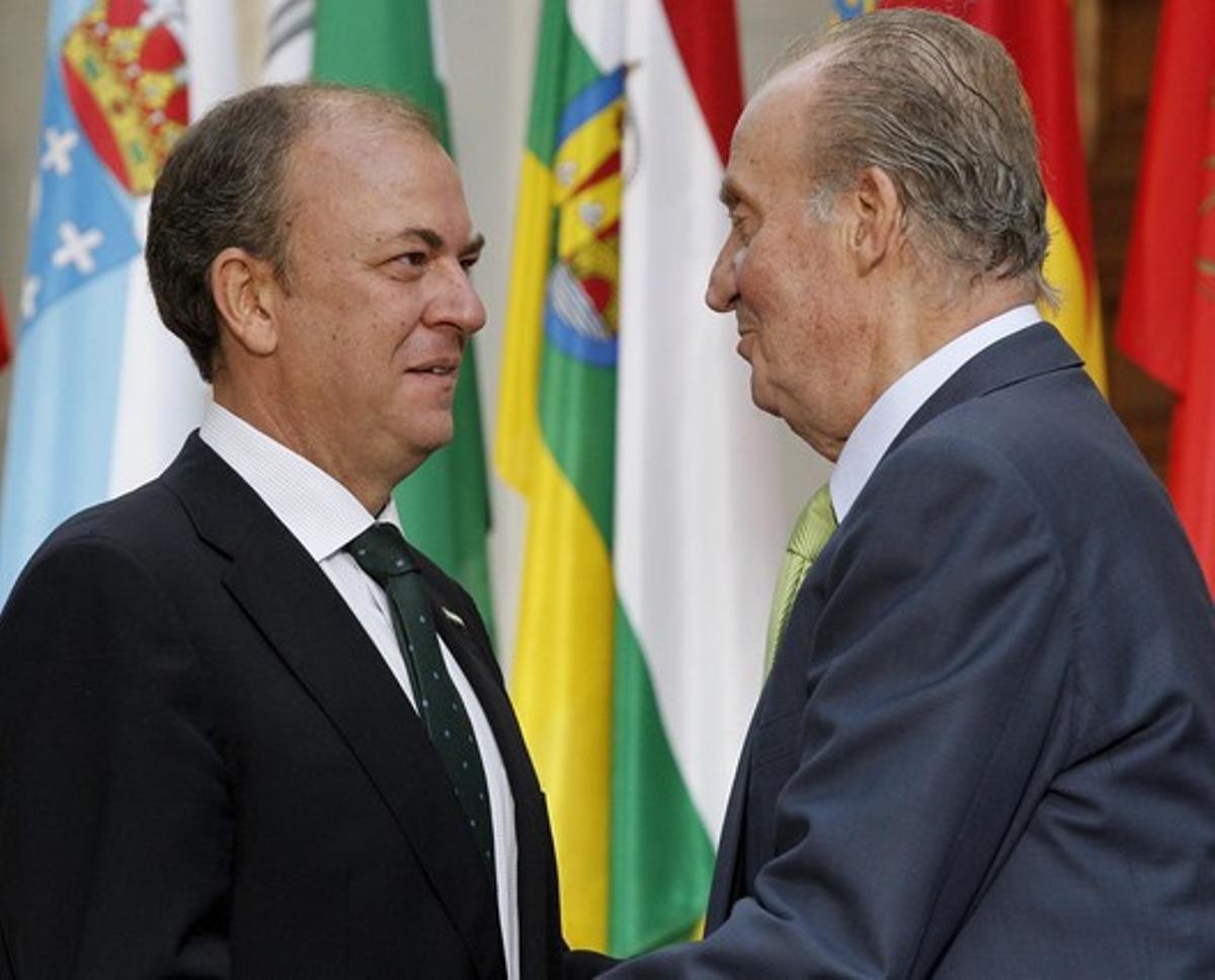 El Rei (dreta) saluda el president d’Extremadura, José Antonio Monago, a l’arribar a la Conferència de Presidents, aquest dimarts. El Rei (dreta) saluda el president d’Extremadura, José Antonio Monago, a l’arribar a la Conferència de Presidents, aquest dimarts.