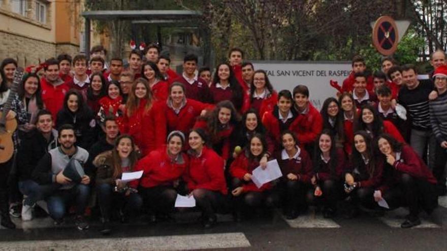 Alumnos del colegio San Agustín de Alicante en sus visitas para cantar villancicos y vistas del mural del proyecto solidario «Conmuévete».